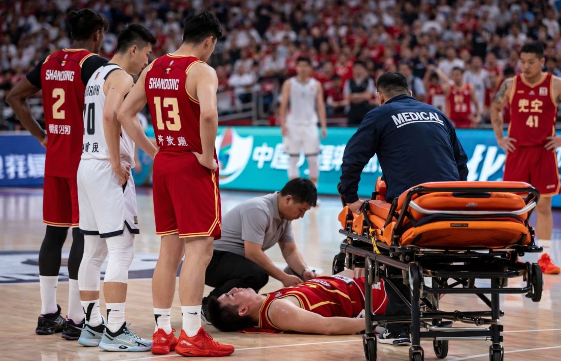 3月27日赛场突发意外：刘传兴登场1分钟受伤离场